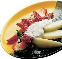 Jahodový salát s griotkovým krémem