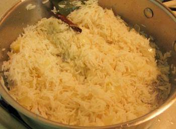 Dalchini palau (smažená rýže se skořicí)