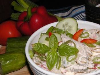 Těstovinový salát s bazalkou