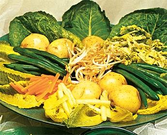 Zeleninový salát s arašídovou omáčkou
