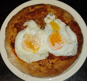 Pizza se sázeným vejcem