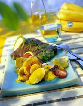 Steak z tuňáka s banánovo-jogurtovým salátem